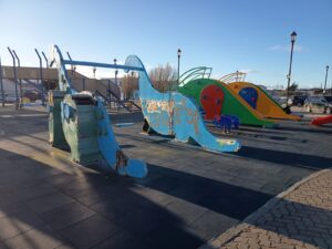 Advierten sobre deterioro y riesgos en los juegos del Parque de los Dinosaurios en Punta Arenas