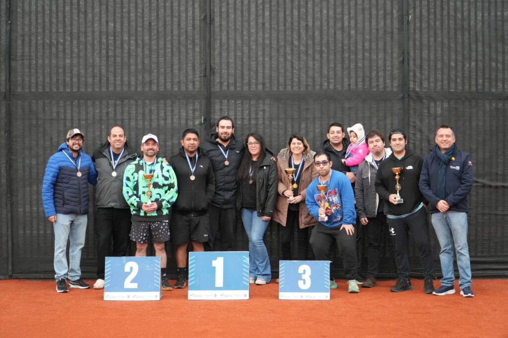 Más de 50 deportistas compitieron en la II Copa Fiestas Patrias de la Escuela de Tenis Municipal de Punta Arenas