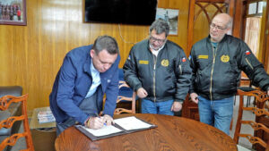 Municipio de Punta Arenas entrega $40 millones a Bomberos y aprueba aporte adicional de $55 millones para 2026