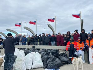 Más de 260 voluntarios participan en masiva jornada de limpieza del borde costero en Porvenir