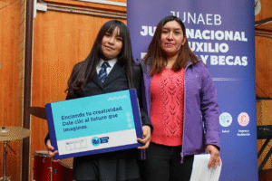 Estudiantes de Puerto Williams reciben computadores de las Becas TIC de Junaeb para reducir la brecha digital en la Provincia Antártica