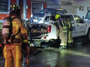 Investigan intencionalidad en incendio que afectó a camioneta