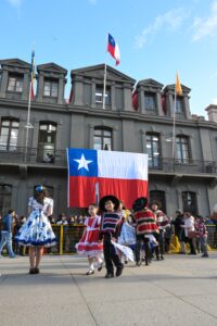 Multitudinario esquinazo frente al Gobierno Regional da inicio al Mes de la Patria en Punta Arenas