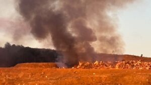 Incendio de proporciones afecta al vertedero municipal de Punta Arenas y moviliza a Bomberos