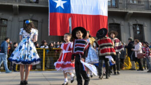 Multitudinario esquinazo frente al Gobierno Regional da inicio al Mes de la Patria en Punta Arenas