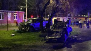 Una mujer lesionada deja fuerte colisión con volcamiento en intersección de Angamos con Avenida Bulnes en Punta Arenas