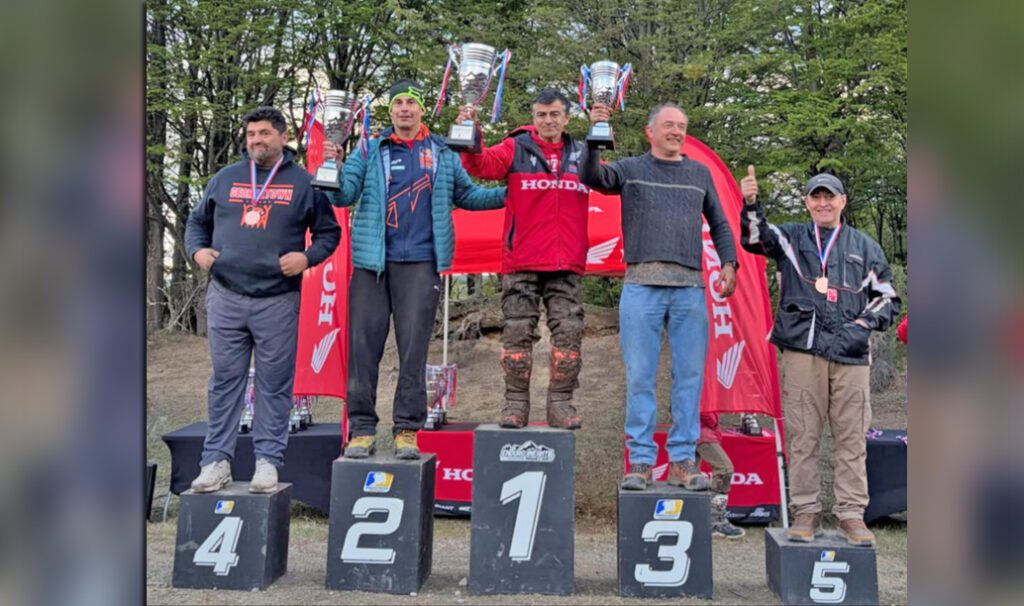 El podio de los galardonados de la 1ra  fecha del Enduro organizado por Enducross