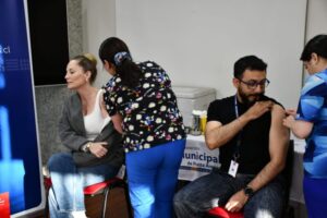 Cerca de 5.000 personas siguen sin vacunarse en medio de repunte de la circulación viral