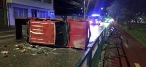 Conductor choca contra barrera de contención, vuelca y huye del lugar en Avenida España