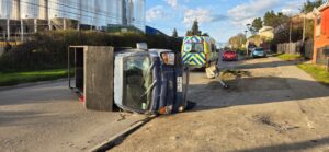 Conductor resulta lesionado tras chocar contra poste y volcar en calle Zenteno frente a la Cervecería Austral