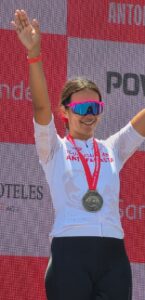 Ciclista magallánica Ariela Mansilla brilla en el Tour Desafío Antofagasta con podio y oro en su categoría