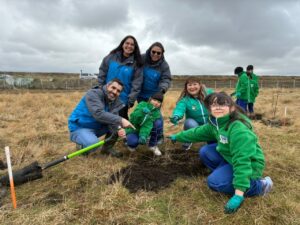 Aguas Magallanes y Agrupación Ecológica se unen en la plantación de lengas nativas en el Humedal Tres Puentes