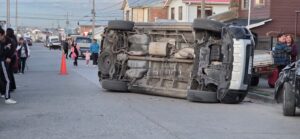 Colisión con posterior volcamiento deja una persona lesionada en la Población General del Canto en Punta Arenas