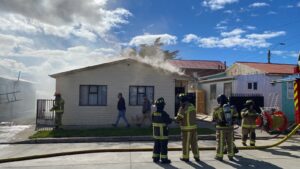Incendio afecta vivienda en la intersección de Camilo Henríquez con Zenteno en Punta Arenas