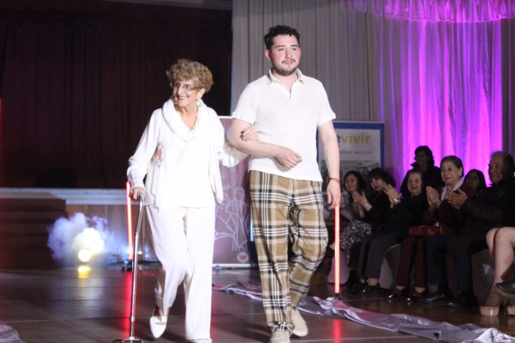 ​Personas mayores cumplen el sueño de subir a la pasarela en emotivo desfile de modas en Punta Arenas
