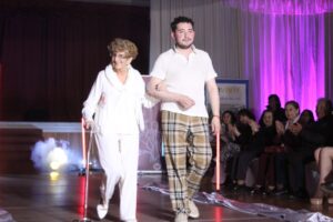 ​Personas mayores cumplen el sueño de subir a la pasarela en emotivo desfile de modas en Punta Arenas