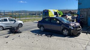 Violenta colisión en sector poniente deja a motociclista en estado grave