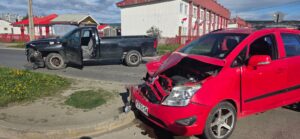 Colisión entre camioneta y vehículo menor deja dos lesionados en el sector sur de Punta Arenas