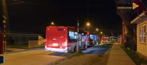 Incendio afecta a bus del nuevo transporte público de Puerto Natales en terminal de resguardo