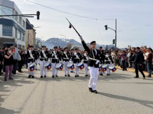 Banda de Guerra Albatros de Puerto Williams destaca en el 142° aniversario de Ushuaia tras ocho años de ausencia