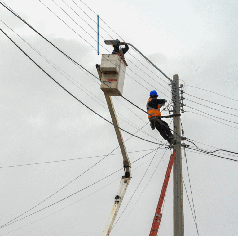 Alza proyectada del 2,4% en cuentas de luz no es definitiva: Energía gestiona nuevas inversiones y ampliar inyección eólica al 20%