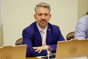 Diputado Alejandro Riquelme propone bloquear pagos y transferencias bancarias a casas de apuestas online ilegales