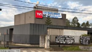 Estudiantes mapuches se toman dependencias de Junaeb y TVN Red Araucanía por falta de fondos culturales