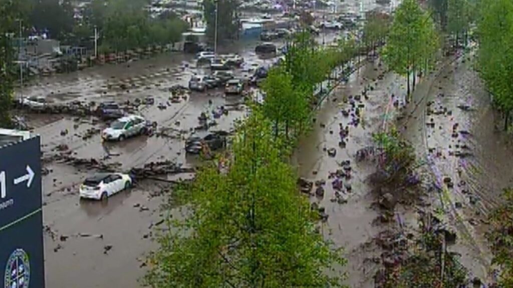Aluvión por activación de quebradas causa estragos en San Carlos de Apoquindo en Las Condes
