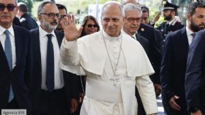 Papa León XIV ingresa caminando al hospital Gemelli de Roma para ser intervenido de un nódulo pulmonar