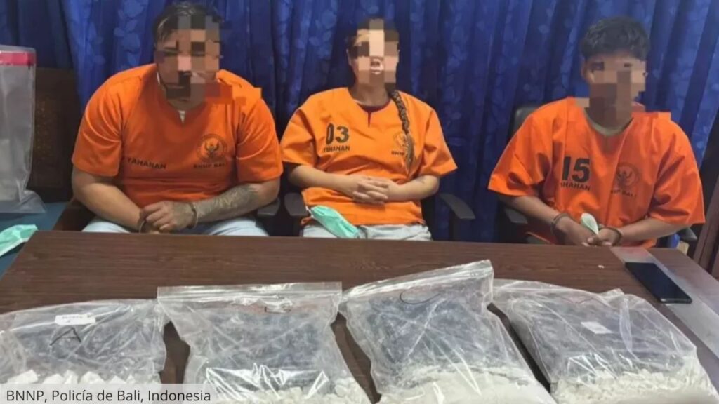 Dos chilenos son detenidos en Bali acusados de traficar 4,5 kilos de cocaína: arriesgan pena de muerte o cadena perpetua