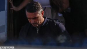 Flávio Bolsonaro aterriza en Miami junto a su familia tras eludir orden judicial en Brasil y hacer escala en Ecuador