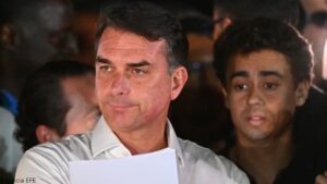 Flávio Bolsonaro se proclama 
