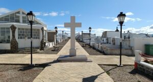 Iglesia de Tierra del Fuego invita a inédita Misa de Vigilia nocturna en el Cementerio Municipal de Porvenir por Todos los Santos