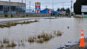 Inundaciones en Punta Arenas obligan a cerrar tramos de avenida Frei y acceso a Cruz de Froward