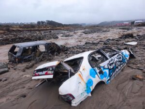 Alerta ambiental en el río Las Minas: Municipio de Punta Arenas detecta baterías y vehículos en el cauce tras fiscalizar depósito de chatarra
