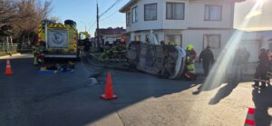 Colisión con posterior volcamiento deja dos lesionados en Avenida España en Punta Arenas