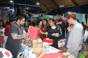 Colegio Pierre Faure realizó venta de almuerzos internacionales en apoyo a las Jornadas por la Rehabilitación