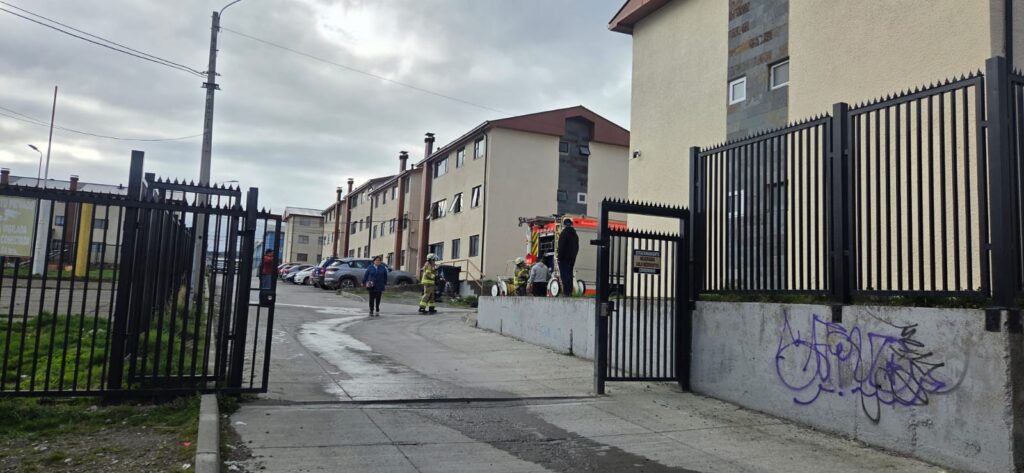 Principio de incendio afectó a departamento en la Población Silva Henríquez de Punta Arenas