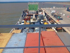 Zarpa buque COMPASS con logística clave para el nuevo muelle en Bahía Fildes