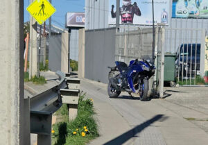 Motociclista resulta gravemente herido tras perder el control e impactar contra barrera de contención en calle Manantiales