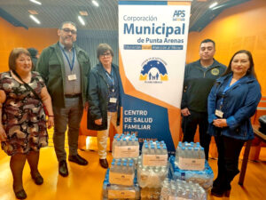 Funcionarios del Cesfam 18 de Septiembre donan agua embotellada a bomberos de su barrio