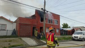 Incendio destruye por completo vivienda de dos niveles en el Barrio Prat de Punta Arenas