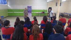 ChileCuentos lleva la tradición oral a las aulas: narradores internacionales comparten mitos e historias con estudiantes de enseñanza media