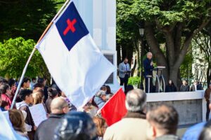 Emotivo homenaje en Punta Arenas: izan la bandera cristiana en reconocimiento a la labor de fe y entrega social