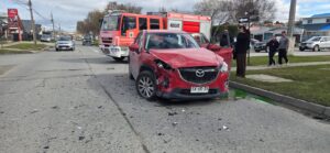 Colisión en la intersección de calle Hornillas con Avenida España deja dos lesionados y daños de consideración
