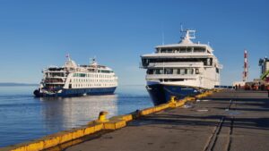 Cruceros Stella Australis y Ventus Australis realizan su primera recalada simultánea de la temporada en Punta Arenas