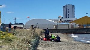 Rescatan a joven de 26 años que ingresó al Estrecho de Magallanes tras consumir alcohol en Punta Arenas