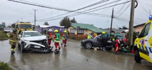 Dos lesionados deja colisión vehicular en la intersección de calle Club Hípico con Andrés Stambuk en Punta Arenas