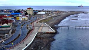 Alarma en calle Kuzma Slavic por menor de residencia Mejor Niñez atrapado en la techumbre de un inmueble