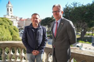 Alcalde Claudio Radonich y embajador del Reino Unido abordan la cooperación científica y logística en Punta Arenas